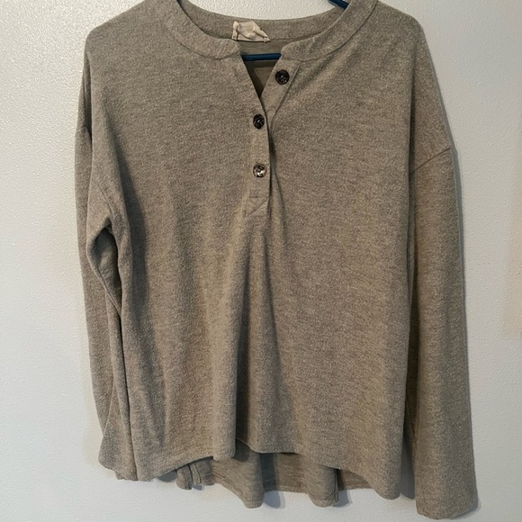 betsey’s boutique Tops - Women’s Betsey’s Boutique Grey Button Sweater Size Small NWOT